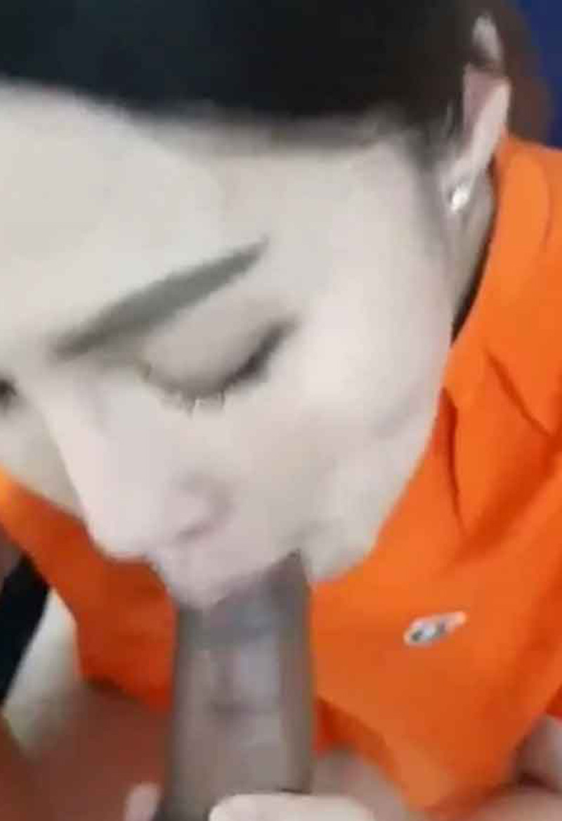 คลิปหลุดทางบ้าน สาวธนาคารสีส้ม ถกกางเกงผัวลงดูดควยด๊วบๆจนน้ำเกือบแตก พลิกตัวตอกสดท่าหมา