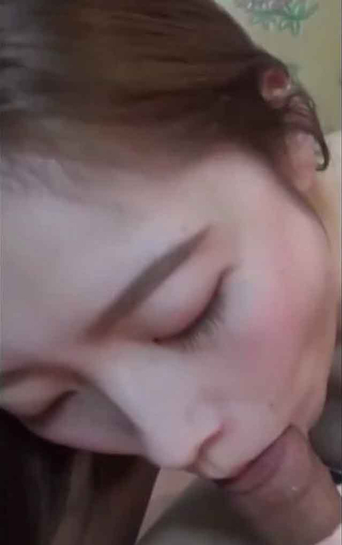 สาวสวยเด็กเนิร์ดหัดอมควย น้ำแตกใส่ปาก