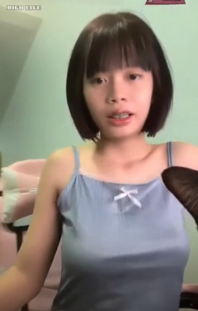 สาวผมสั้นบ้านๆตั้งกล้องไลฟ์สดยั่วสวาทสุดเสียว