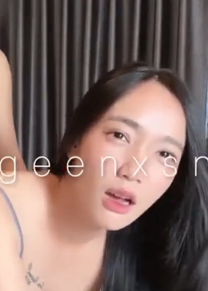 Onlyfans Geenxsn โดนผัวจับกระแทกท่าหมาบนเตียง ร้องครางออกมาอย่างเสียว