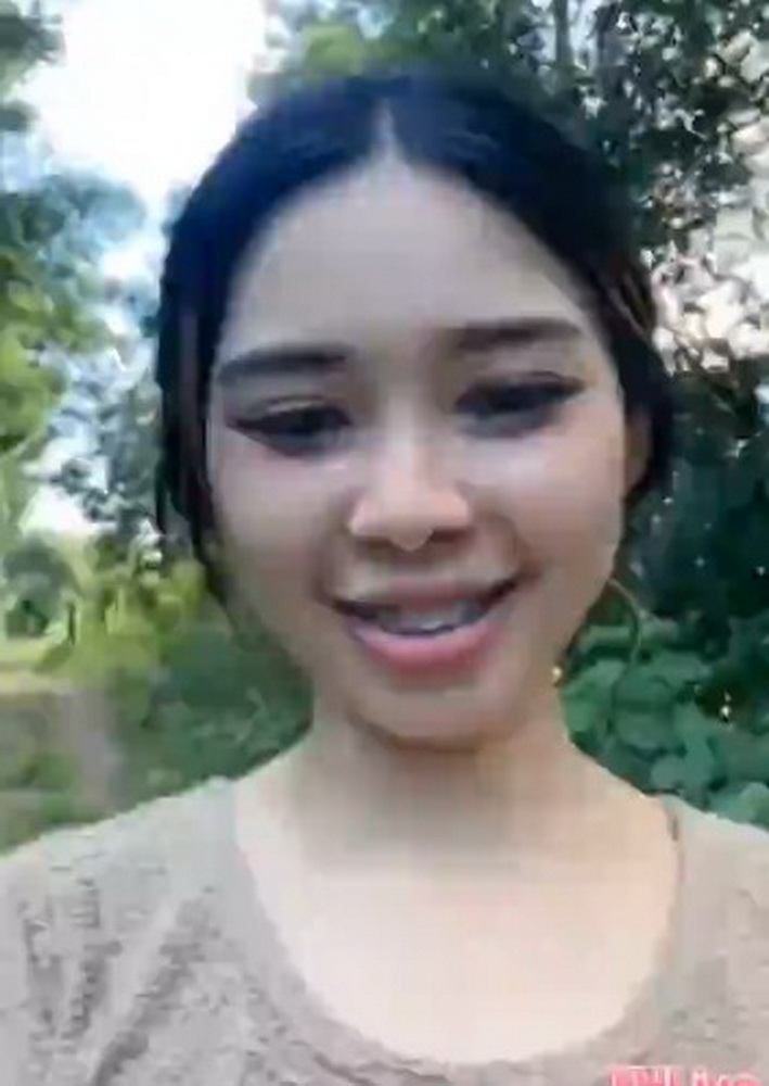 คลิปหลุด ล็อคห้องไลฟ์พาเสียวเดินยั่วไปเปิดนมโชว์ไปเอ้าดอร์