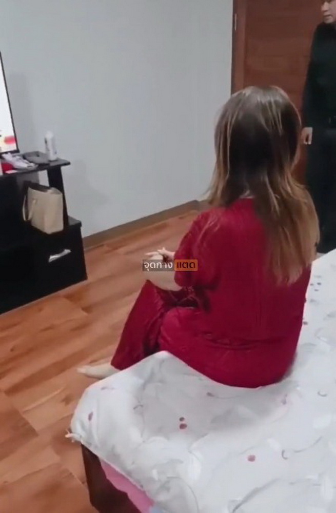 คลิปหลุดทางบ้าน คุณนายเรียกนายทหารเด็กขับรถของผัวมานวดที่ห้องนอน ดนจับเย็ดหี