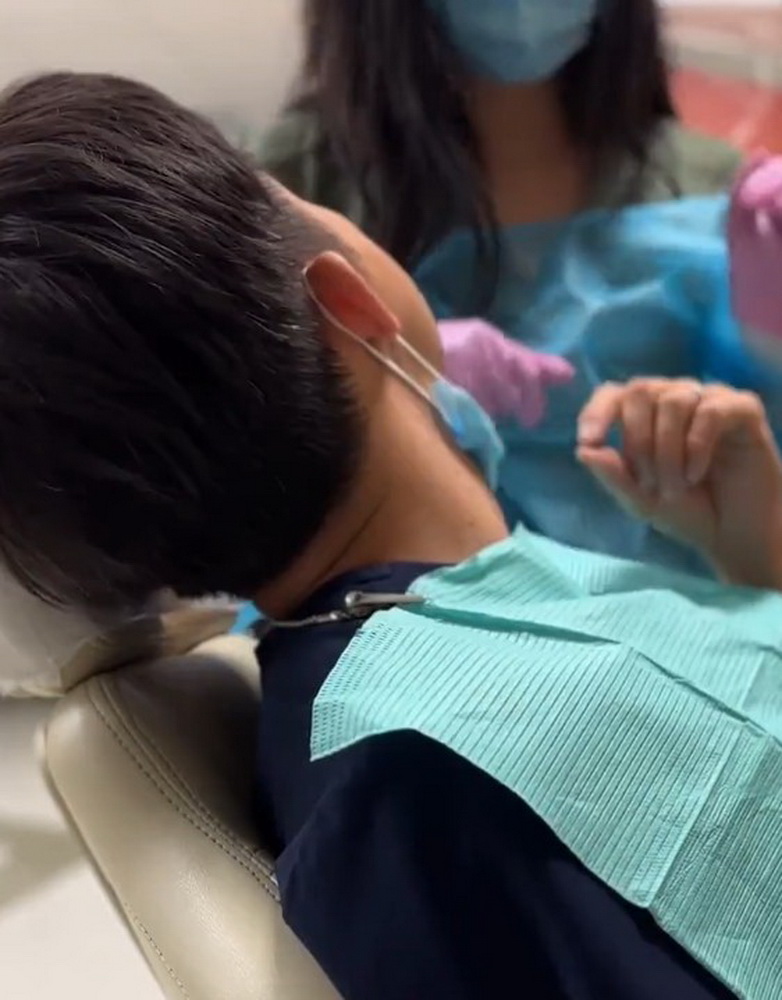 คลิปหลุด หมอแว่นจัดฟันขี้เงี่ยนหลังทำฟันให้คนไข้แล้วโดนฟันหีแทน