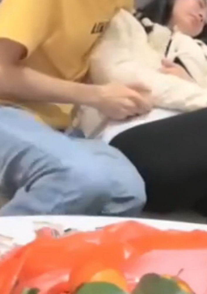 สาวแว่นโดนแฟนตั้งกล้องถ่ายแล้วเอาเหล้าให้กินจนเมา แล้วค่อยจับแหกหีเลีย เอาควยกระแทกรัวๆ