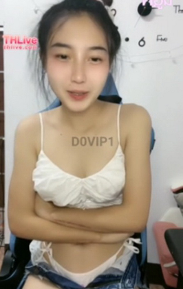 คลิปหลุดไลฟ์สด สาวสวยแม่งอย่างขาวตั้งกล้องไลฟ์สดแก้ผ้า นมขาวใหญ่