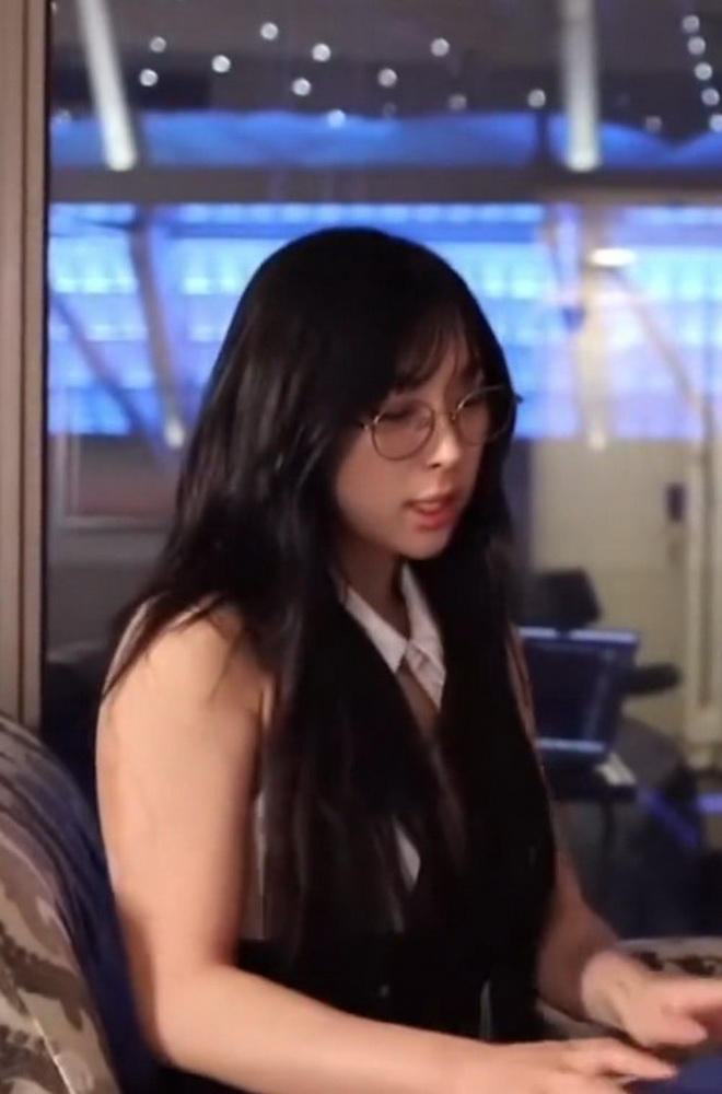 คลิปหลุด น้องแว่นแต่งคอสเพลย์สาวออฟฟิศยั่วควยผัว ถ่ายคลิปเย็ดสด ครางเสียวอย่างเด็ด