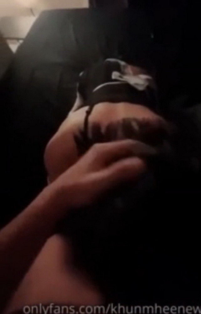 Onlyfans khunmheenew แต่งคอสเพลย์โม๊คควย แหวกขาเขี่ยหี