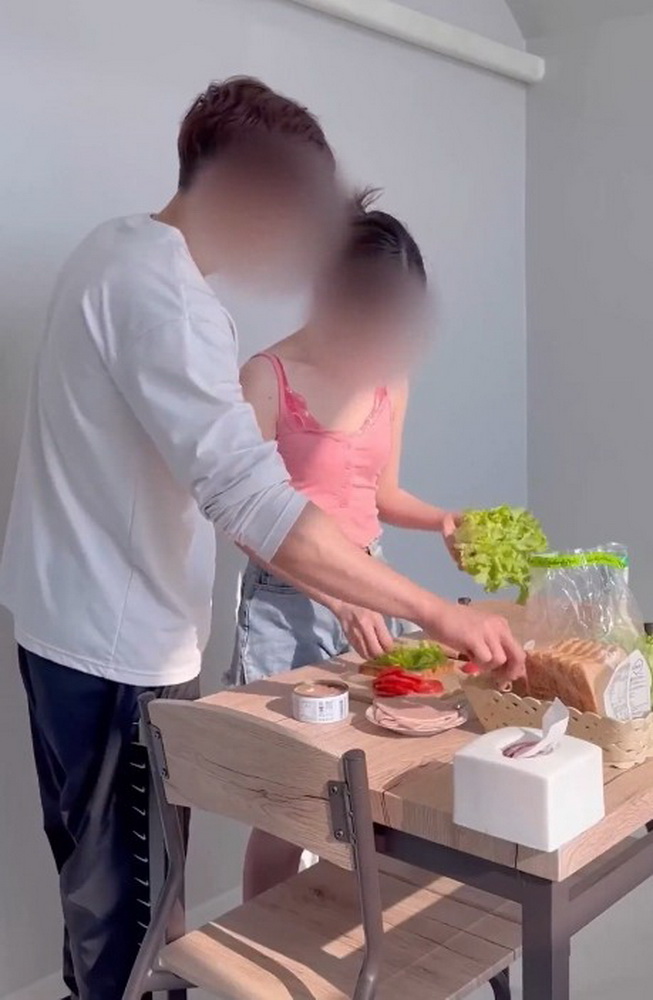 Onlyfans yayhee2002 แฟนทำกับข้าวแล้วตั้งกล้องเย็ดร่อนเอว