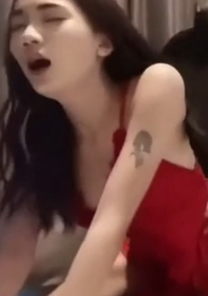 คลิปหลุดไทยทางบ้าน น้องโมจิ โดนควยกระแทกหีท่าหมา เย็ดไปคุยไป โคตรน่ารัก