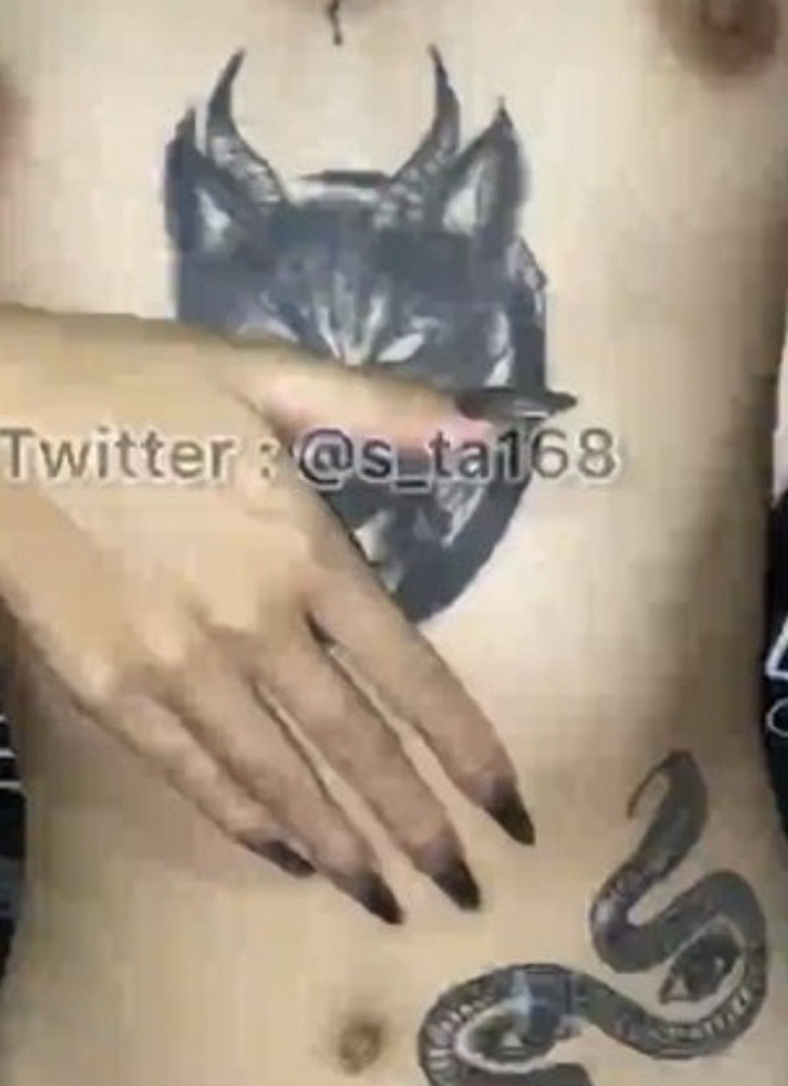 คลิปหลุดทางบ้าน สาวสักลายนอนแก้ผ้าชักว่าวให้ผัว รีดน้ำให้ผัวไปสองรอบ