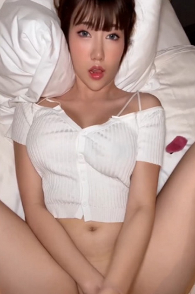 Onlyfans Moiicos43 น้องโม่ยจังแหกขาโชว์หีจับแฟนหนุ่มชักว่าวจนแตก