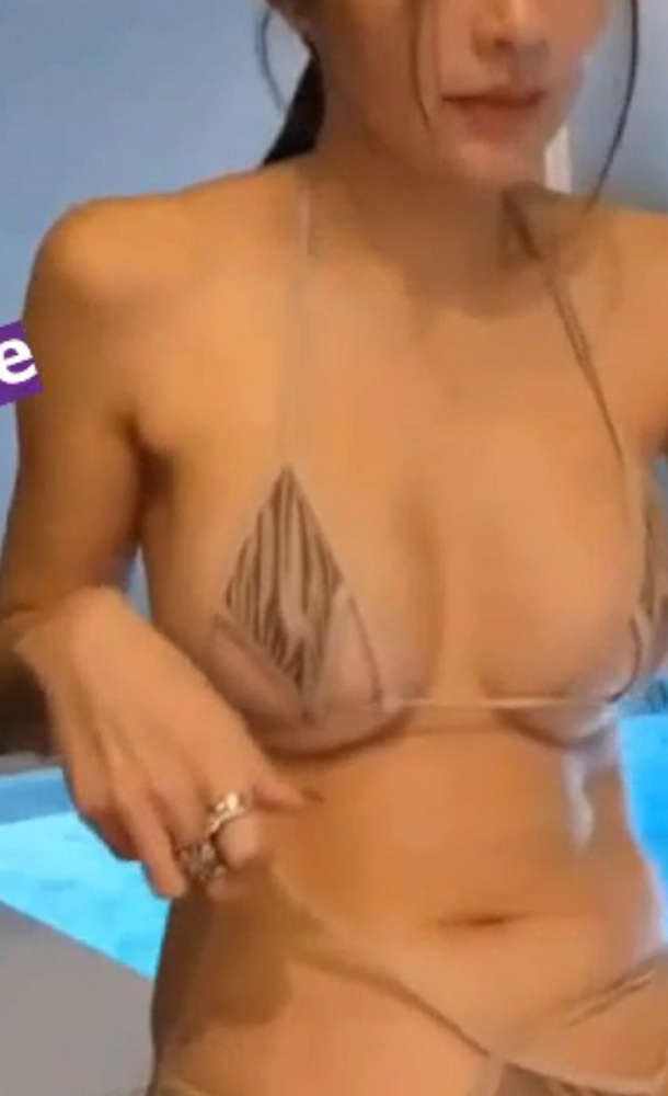 คลิปหลุด Mlive ล็อคห้องไลฟ์อยู่ริมสระ เล่นน้ำเสร็จก็ไปอาบน้ำต่อ