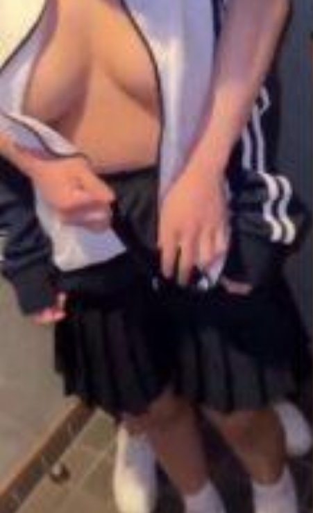 คลิปนักเรียนถลกเสื้อโชว์นมใหญ่ กางเกงในดำยั่วๆ